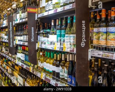 Woronesch, Russland - 27. Februar 2022: Sektion der Weine aus Frankreich und Spanien in der Alkoholabteilung des Supermarktes Stockfoto
