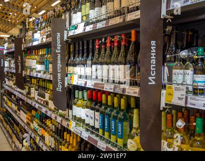 Woronesch, Russland - 27. Februar 2022: Weinabteilung im Alkoholbereich des Supermarktes Stockfoto