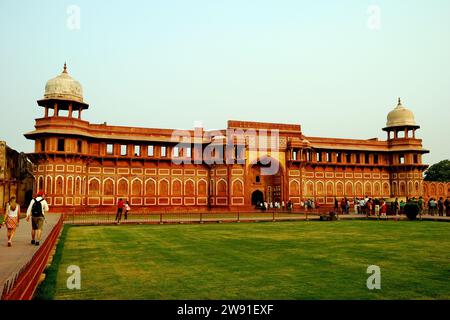 Carving Details an der Außenwand von Jahangir Mahal, Red Fort, Agra, Uttar Pradesh, Indien Stockfoto