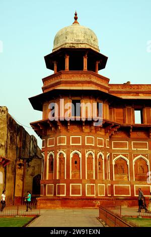 Carving Details an der Außenwand von Jahangir Mahal, Red Fort, Agra, Uttar Pradesh, Indien Stockfoto