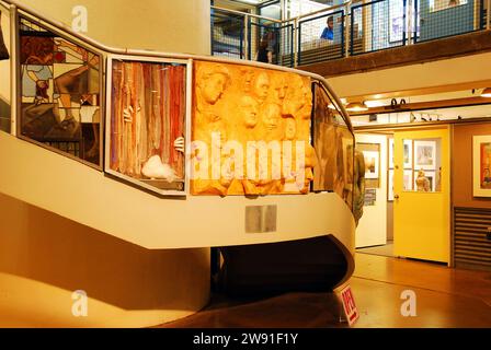 Die Treppe der Torpedo Factory, einer ehemaligen Munitionsfabrik in Alexandria Virginia, ist heute eine Kunstgalerie, die mit Werken von Künstlern dekoriert ist Stockfoto