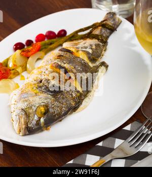 Im Ofen gebackene Seebrasse Stockfoto