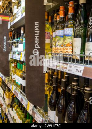 Woronesch, Russland - 27. Februar 2022: Französische Weinabteilung in einem Supermarkt Stockfoto