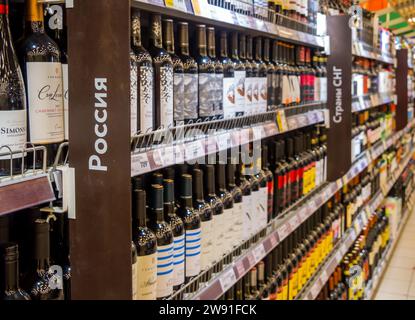 Woronesch, Russland - 27. Februar 2022: Regale im Weinbereich des Geschäfts mit russischen Produkten Stockfoto