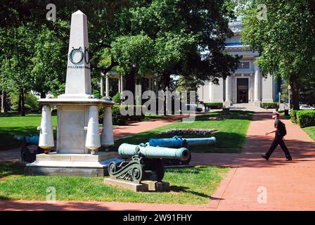 Eine Midschiffsfrau passiert das Mexican Monument auf dem Campus der US Naval Academy in Annapolis Stockfoto