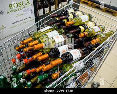 Woronesch, Russland - 27. Februar 2022: Alkoholflaschen in einem Supermarkt-Einkaufswagen Stockfoto