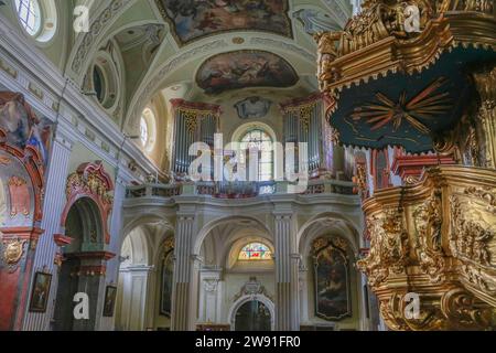 Orgelempore und Kanzel, barocke Stadtpfarrkirche St. Veit oder Dom der Wachau, Altstadt Krems an der Donau, Niederösterreich, Österreich *** Orgelloft und Kanzel, barocke Pfarrkirche St. Vitus oder Wachauer Dom, Altstadt von Krems an der Donau, Niederösterreich, Österreich Stockfoto