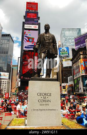 Eine Skulptur des Songwriters George M Cohan, berühmt für Give My Reviews to Broadway, steht im Herzen des Times Square, New York City Stockfoto