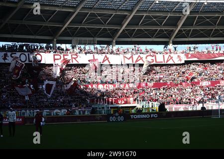 Turin, Italien. Dezember 2023. Torino FC Fans während der italienischen Serie A, Fußballspiel zwischen Torino FC und Udinese Calcio am 23. Dezember 2023 im Studio Olimpic Grande Torino, Turin, Italien. Foto Nderim Kaceli Credit: Unabhängige Fotoagentur/Alamy Live News Stockfoto