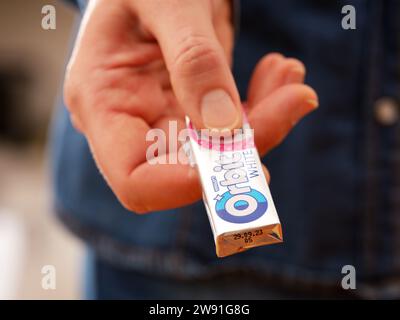 Tambow, Russische Föderation - 20. Dezember 2023 Eine Frau, die eine Packung Orbit Kaugummi schenkt. Stockfoto