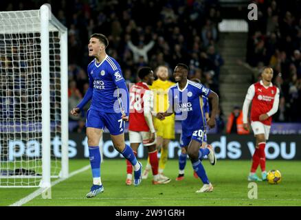 Cesare Casadei (links) aus Leicester City feiert das dritte Tor des Spiels während des Sky Bet Championship Matches im King Power Stadium in Leicester. Bilddatum: Samstag, 23. Dezember 2023. Stockfoto