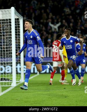 Cesare Casadei (links) aus Leicester City feiert das dritte Tor des Spiels während des Sky Bet Championship Matches im King Power Stadium in Leicester. Bilddatum: Samstag, 23. Dezember 2023. Stockfoto