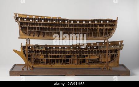 Modell eines Schiffes mit 90 Kanonen, Lands Werf Amsterdam, 1806 - 1809 Schiffsmodell. Rumpfmodell. Anweisungsmodell Zugmodell des Rumpfes, in der Länge geschnitten und die beiden Hälften übereinander auf einem Bodenbrett platziert. Die Steuerbord-Hälfte ist innen komplett ausgearbeitet und mit Vollaufnahmen versehen, während die Backbord-Hälfte mit Haut und Straße versehen ist und die Deckkonstruktion zeigt. 74 Tore verteilt auf drei Decks; Abdeckungen auf fünf Ebenen: Koebrug, Onderk, Bijdek, Bakdek und Halfdek mit Barrieren, Upper Campanje, für die nur die Versicherung für die Deckbalken angegeben ist. Nein, nur Galjoen Stockfoto