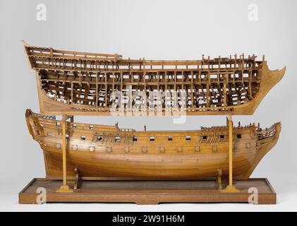 Modell eines Schiffes mit 54 Kanonen, anonym, nach William May, 1784. Rumpfmodell. Demonstrationsmodell Konstruktionsmodell des Rumpfes, in der Länge geschnitten und die beiden Hälften übereinander auf einem Bodenbrett platziert. Verschiedene Konstruktionsteile sind alphabetisch nummeriert. Die Steuerbordhälfte wurde komplett ausgearbeitet, mit der Außenseite von Haut, Liegeflächen und Co-Blöcken und innen mit vollem Beschuss, während die Backbordhälfte offen ist und die Konstruktion zeigt. Nur die Steuerbordseite hat Kanonen, achtundzwanzig, fünf Decks. Auf dem ausgeklügelten Galjoen ein gekrönter Löwe als Chiggeelt. mirr abrufen Stockfoto