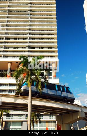 Die Metromover-Einschienenbahn gleitet durch die Innenstadt von Miami, zwischen den Gebäuden und bringt die Passagiere zu ihren Aufgaben Stockfoto