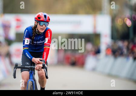 Antwerpen, Belgien. Dezember 2023. Die Niederländerin Lucinda Brand überquert die Ziellinie beim Elite-Frauen-Rennen der Cyclocross-Weltmeisterschaft in Antwerpen am Samstag, den 23. Dezember 2023, Etappe 9 (von 14) der UCI-Weltmeisterschaft. BELGA FOTO JASPER JACOBS Credit: Belga News Agency/Alamy Live News Stockfoto