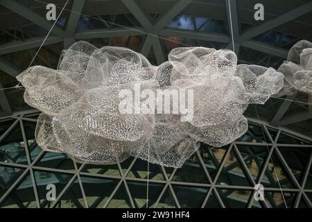 North Gateway Garden, Crystal Clouds, 2019, Drahtgeflecht aus Edelstahl, swarovski Kristalle von Andy Cao und Xavier Perrot, Changi Airport, Singapur Stockfoto