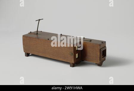 Modell eines Ventilators, anonym, 1800 - 1850 Demonstrationsmodell Modell eines Ventilators, der als Doppelblasenkugel arbeitet. Im großen rechteckigen Fach wird ein Regal, das mit Scharnieren in halber Höhe gegen die kurze Front montiert ist, mit einem Hebel nach oben und unten bewegt; die beiden Hälften, in denen das Fach durch das Regal verteilt ist, werden dadurch verkleinert und abwechselnd vergrößert. Luft wird durch zwei quadratische Ventile an der Vorderseite eingelassen, die aus einfachen Klappen mit Sämischleder bestehen, eine oben und eine unterhalb der Scharniere der Diele. Durch ähnliche Ventile wird die Luft in eine kleine Kammer abgelassen, wo sie abgelassen wird Stockfoto