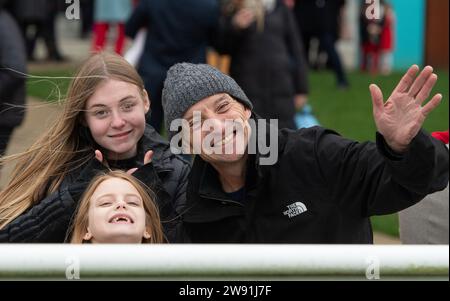 Ascot, Berkshire, Großbritannien. Dezember 2023. Racegoer genießen den zweiten Tag des Pferderennens auf der Ascot Racecourse am Howden Christmas Racing Weekend. Quelle: Maureen McLean/Alamy Live News Stockfoto