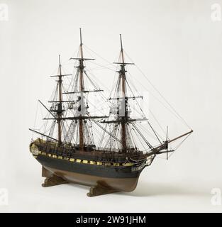 Modell der 32-Kanonen-Fregatte Euridice, Lands Werf Rotterdam, 1802 Schiffsmodell. Vollständig manipuliertes Modell. Anweisungsmodell polychromatiert, Zeuge eines Blockmodells in zwei Hälften, gestapelt auf der anderen, in schlechtem Zustand. Das Modell verfügt über 24 Geschützmodelle auf dem Zwischendeck; die Anzahl der Geschütze hat insgesamt fünfzig plus zehn Geschütze auf dem Oberdeck. Drei Ebenen: Unteres Deck, Zwischendeck, geschlossenes Backdeck und Halbdeck mit Bars. Die Schegbeeld ist eine stehende Frau mit erhobenen Armen, die Galjoen mit Schnitten hat sechs Annehmlichkeiten. Holen Sie Spiegel, Hol Wulf mit zwei Toren, einem Stockwerk Zaun Stockfoto