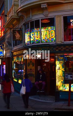 Die Besucher schlendern vorbei an der Vesuvio Tavern, einem beliebten Treffpunkt der Beat-Autoren Jack Kerouac und Allen Ginsburg, im North Beach District von San Francisco Stockfoto