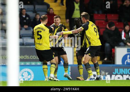 Watfords Rhys Healey (2. Links) feiert mit ihren Teamkollegen, nachdem sie das zweite Tor des Spiels während des Sky Bet Championship Matches in Ewood Park, Blackburn, erzielt haben. Bilddatum: Samstag, 23. Dezember 2023. Stockfoto