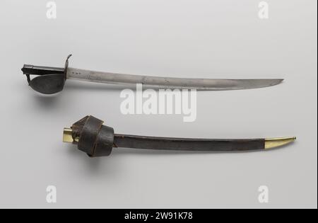 Boardaufhänger in Scabbard, Manufaktur de Klingenthal, 1812 Säbel MarineABEL Nr. 1 in Hülle mit Trageriemen. Gebogene Klinge mit breitem Blutkanal, eiserner Griff mit Schüssel. Lappen und Klammer sind schwarz. Auf beiden Seiten ist ein Anker grob in das Blatt eingraviert. De Schede hat einen Unterreifen aus Messing und einen Oberreifen mit Trageknopf für das kaputte Trageband. Klingenthal (Elsass) Eisen (Metall). Messing (Legierung). Leder. Textilmaterialien Stockfoto