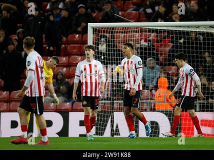 Sunderlands Jobe Bellingham (zweiter rechts) reagiert, nachdem sein Team während des Sky Bet Championship Matches im Stadium of Light in Sunderland ein Tor kassierte. Bilddatum: Samstag, 23. Dezember 2023. Stockfoto