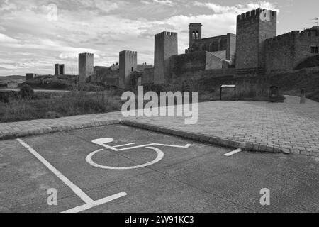 Barrierearmer Parkplatz vor der Festung Cerco de Artajona (Navarra, Spanien) Stockfoto