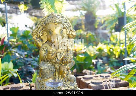 Einer von Shivas Söhnen ist die Ganesha-Statue, ein Elefantengott, dessen Gesicht. Stockfoto