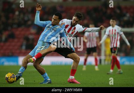 Sunderland, Großbritannien. Dezember 2023. Coventry City's Milan van Ewijk wird von Sunderlands Adil Aouchiche während des Sky Bet Championship Matches zwischen Sunderland und Coventry City am Samstag, den 23. Dezember 2023, im Stadium of Light in Sunderland angegriffen. (Foto: Michael Driver | MI News) Credit: MI News & Sport /Alamy Live News Stockfoto