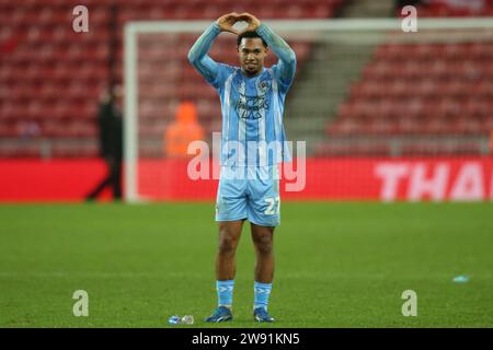 Sunderland, Großbritannien. Dezember 2023. Coventry City's Milan van Ewijk feiert am Samstag, den 23. Dezember 2023, im Stadion of Light in Sunderland während des Sky Bet Championship-Spiels zwischen Sunderland und Coventry City. (Foto: Michael Driver | MI News) Credit: MI News & Sport /Alamy Live News Stockfoto