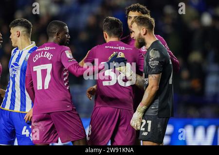 Sheffield, Großbritannien. Dezember 2023. Cardiff City Torhüter Jak Alnwick (21) feiert mit Cardiff City Verteidiger Jamilu Collins (17) während des Sheffield Wednesday FC gegen Cardiff City FC SKY BET EFL Championship Match im Hillsborough Stadium, Sheffield, England, Großbritannien am 23. Dezember 2023 Credit: Every Second Media/Alamy Live News Stockfoto