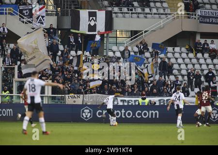 Turin, Italien. Dezember 2023. Udinese Fans während der italienischen Serie A, Fußballspiel zwischen Turin FC und Udinese Calcio am 23. Dezember 2023 im Studio Olimpic Grande Torino, Turin, Italien. Foto Nderim Kaceli Credit: Unabhängige Fotoagentur/Alamy Live News Stockfoto