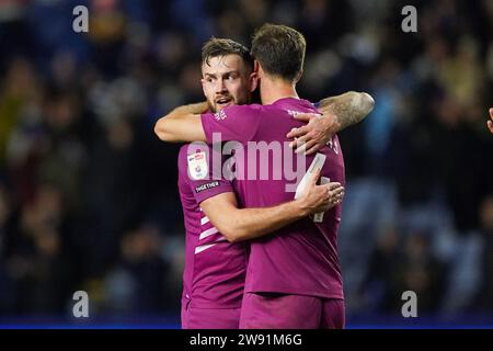 Sheffield, Großbritannien. Dezember 2023. Cardiff City Mittelfeldspieler Joe Ralls (8) und Cardiff City Verteidiger Dimitris Goutas (4) feiern am 23. Dezember 2023 im Hillsborough Stadium, Sheffield, England, Großbritannien beim SKY Bet EFL Championship Spiel von Sheffield Wednesday FC gegen Cardiff City FC Stockfoto