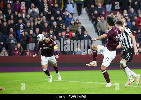 Tynecastle Park Edinburgh, Großbritannien. Dezember 2023. Während des Cinch Scottish Premiership Matches zwischen Hearts und St Mirren Hearts stürzt Lawrence Shankland in Hearts Eröffnungstreffer (Foto: Alamy Live News/David Mollison) Credit: David Mollison/Alamy Live News Stockfoto