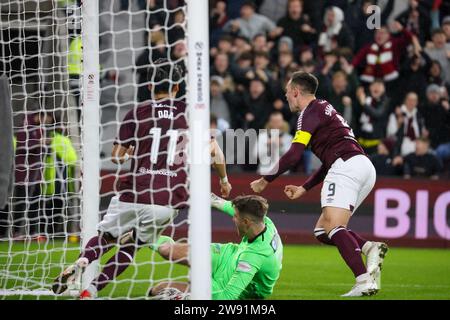 Tynecastle Park Edinburgh, Großbritannien. Dezember 2023. Während des Cinch Scottish Premiership Matches zwischen Hearts und St Mirren Hearts feiert Lawrence Shankland die Eröffnungsfeier (Foto: Alamy Live News/David Mollison) Credit: David Mollison/Alamy Live News Stockfoto