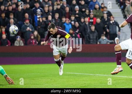 Tynecastle Park Edinburgh, Großbritannien. Dezember 2023. Während des Cinch Scottish Premiership Matches zwischen Hearts und St Mirren Hearts erreicht Lawrence Shankland das Eröffnungstor von Hearts (Foto: Alamy Live News/David Mollison) Credit: David Mollison/Alamy Live News Stockfoto