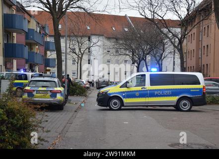 23. Dezember 2023, Baden-Württemberg, Mannheim: Polizeibeamte sichern den Tatort. Ein Mann, der mit einem Messer bewaffnet ist, wurde von der Polizei in Mannheim erschossen. Der 49-Jährige hatte den Rettungsdienst bereits am Samstagnachmittag gerufen, so eine gemeinsame Erklärung von Polizei und Staatsanwaltschaft. Der Mann gab zu, dass er ein Verbrechen begangen hatte. Eine Patrouille mit drei Offizieren fuhr dann in den Bezirk Schönau Mannheim, sagte ein Sprecher des Landeskriminalamtes (LKA). Der 49-Jährige wartete mit einem Messer bewaffnet auf der Straße und bedrohte die Offiziere. Die p Stockfoto