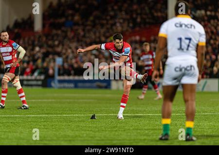 Kingsholm Stadium, Gloucester, Gloucestershire, Großbritannien. Dezember 2023. Gallagher Premiership Rugby, Gloucester gegen Northampton Saints; Adam Hastings aus Gloucester schließt die Try-Konvertierung in der 53. Minute ab Credit: Action Plus Sports/Alamy Live News Stockfoto