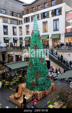 Bordeaux, Frankreich. Dezember 2023. Ökologie und 100 % umweltfreundlicher Weihnachtsbaum. Dieser Weihnachtsbaum, der aus 3000 wiedergewonnenen Plastikflaschen hergestellt wurde, weckt das Bewusstsein für den übermäßigen Verbrauch von Kunststoff, der die Ozeane und den Planeten verschmutzt. Die Besucher werden dazu ermutigt, im Alltag ökologischere Verhaltensweisen anzuwenden, um diese Verschmutzung zu verringern oder zu vermeiden. Jede Minute werden fast eine Million Plastikflaschen weltweit verkauft. Foto: Hugo Martin/Alamy Live News. Stockfoto