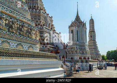 Bangkok, Thailand - 19. März 2018: Der zentrale Prang (Turm) und einer der vier kleineren Prangs im buddhistischen Tempel Wat Arun (Tempel der Dämmerung). Stockfoto