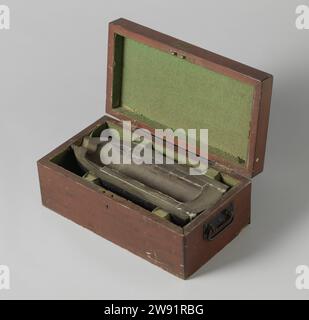 18-cm-Segment Shell in a Wooden Box, W. G. Armstrong & Co, 1868 Granate (Munition). Eine halbe längsgeschnittene 18-cm-Granate in einer Holzkiste. Die Granate ist 45 cm lang und hat ein Kaliber von 176 mm. Er hat zwei Ringe Bronze-Nocken für einen gezogenen Lauf mit drei Zugfeldern. Die Nase hat die Form eines flessigen Halses mit einem röhrenförmigen Loch. Die Granate ist hohl: Die Federkraft wird von zwölf Eisensegmentringen umgeben, die zusammen führen. Der verwendete Boden wird auch an Bleiringen befestigt. Newcastle-upon-Tyne-Eisen (Metall). Bronze (Metall). Messing (Legierung). Blei (Metall). Holz (pflanzliches Material Stockfoto