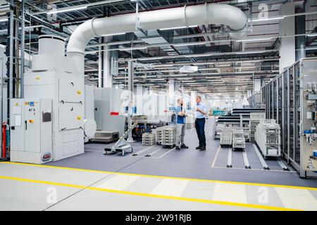 Geschäftsmann und Angestellter reden in einer Fabrik Stockfoto