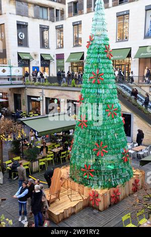 Bordeaux, Frankreich. Dezember 2023. Ökologie und 100 % umweltfreundlicher Weihnachtsbaum. Dieser Weihnachtsbaum, der aus 3000 wiedergewonnenen Plastikflaschen hergestellt wurde, weckt das Bewusstsein für den übermäßigen Verbrauch von Kunststoff, der die Ozeane und den Planeten verschmutzt. Die Besucher werden dazu ermutigt, im Alltag ökologischere Verhaltensweisen anzuwenden, um diese Verschmutzung zu verringern oder zu vermeiden. Jede Minute werden fast eine Million Plastikflaschen weltweit verkauft. Foto: Hugo Martin/Alamy Live News. Stockfoto