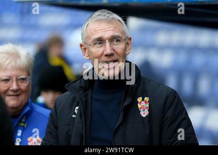 Birkenhead, Großbritannien. Dezember 2023. Nigel Adkins, der Manager der Tranmere Rovers, sieht zu. EFL Skybet Football League Two Match, Tranmere Rovers gegen Swindon Town im Prenton Park, Birkenhead, Wirral am Samstag, 23. Dezember 2023. Dieses Bild darf nur für redaktionelle Zwecke verwendet werden. Nur redaktionelle Verwendung, .PIC von Chris Stading/ Credit: Andrew Orchard Sportfotografie/Alamy Live News Stockfoto