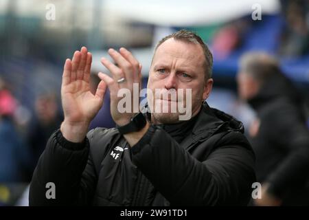 Birkenhead, Großbritannien. Dezember 2023. Michael Flynn, der Manager von Swindon Town, sieht zu. EFL Skybet Football League Two Match, Tranmere Rovers gegen Swindon Town im Prenton Park, Birkenhead, Wirral am Samstag, 23. Dezember 2023. Dieses Bild darf nur für redaktionelle Zwecke verwendet werden. Nur redaktionelle Verwendung, .PIC von Chris Stading/ Credit: Andrew Orchard Sportfotografie/Alamy Live News Stockfoto