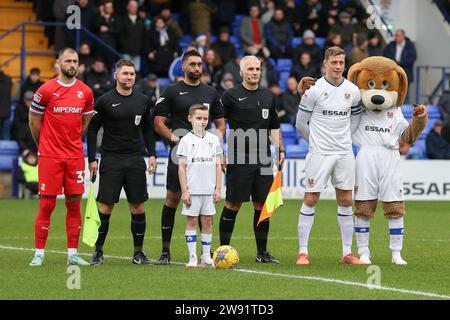 Birkenhead, Großbritannien. Dezember 2023. Beamte, Kapitäne und Maskottchen stehen für ein Foto an. EFL Skybet Football League Two Match, Tranmere Rovers gegen Swindon Town im Prenton Park, Birkenhead, Wirral am Samstag, 23. Dezember 2023. Dieses Bild darf nur für redaktionelle Zwecke verwendet werden. Nur redaktionelle Verwendung, .PIC von Chris Stading/ Credit: Andrew Orchard Sportfotografie/Alamy Live News Stockfoto