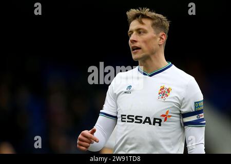 Birkenhead, Großbritannien. Dezember 2023. Tom Davies von den Tranmere Rovers sieht zu. EFL Skybet Football League Two Match, Tranmere Rovers gegen Swindon Town im Prenton Park, Birkenhead, Wirral am Samstag, 23. Dezember 2023. Dieses Bild darf nur für redaktionelle Zwecke verwendet werden. Nur redaktionelle Verwendung, .PIC von Chris Stading/ Credit: Andrew Orchard Sportfotografie/Alamy Live News Stockfoto