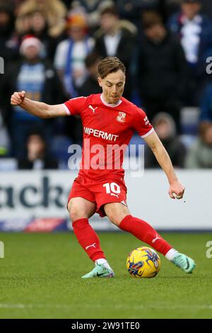 Birkenhead, Großbritannien. Dezember 2023. Dan Kemp aus Swindon Town in Aktion. EFL Skybet Football League Two Match, Tranmere Rovers gegen Swindon Town im Prenton Park, Birkenhead, Wirral am Samstag, 23. Dezember 2023. Dieses Bild darf nur für redaktionelle Zwecke verwendet werden. Nur redaktionelle Verwendung, .PIC von Chris Stading/ Credit: Andrew Orchard Sportfotografie/Alamy Live News Stockfoto